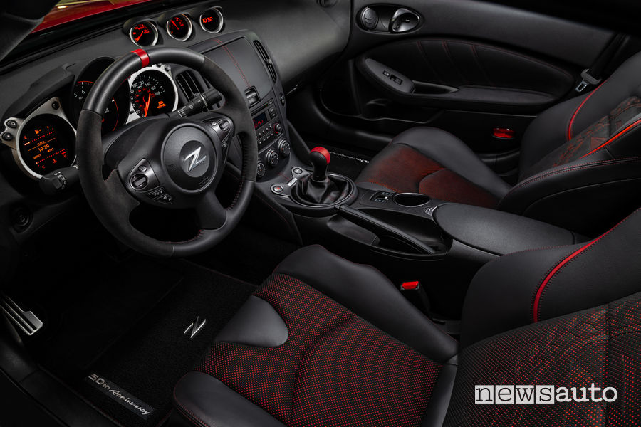 Interni Nissan 50 Anniversary Edition 370Z, sedili, volante, leva cambio