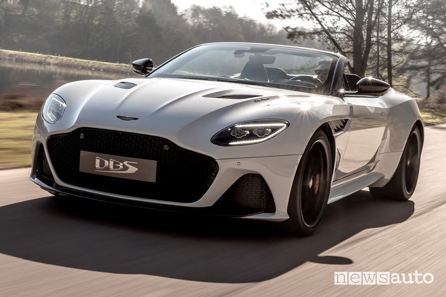 Aston Martin DBS Superleggera Volante vista di profilo