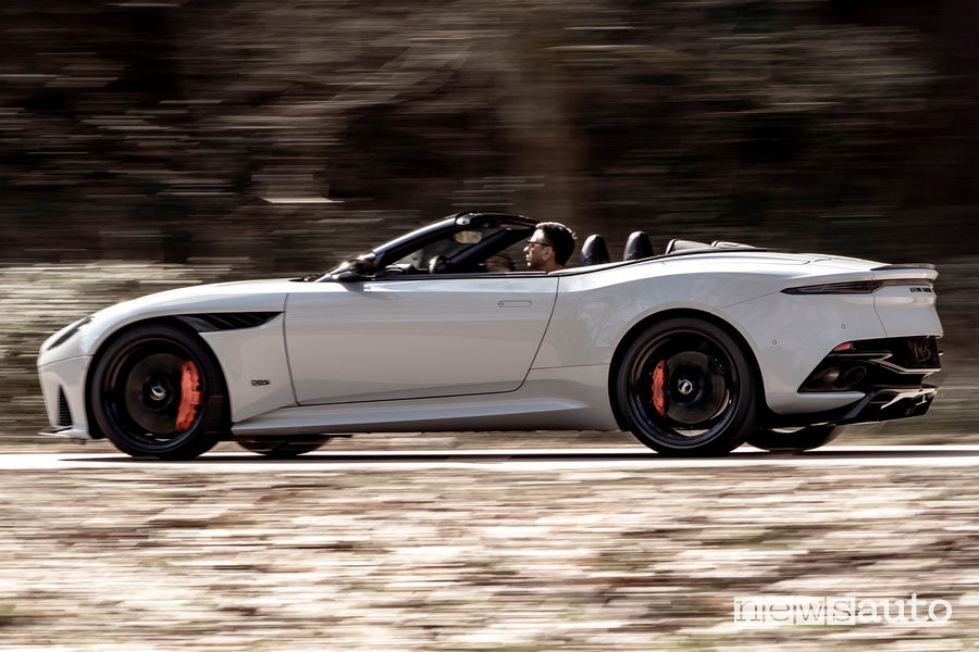 Aston Martin DBS Superleggera Volante vista laterale
