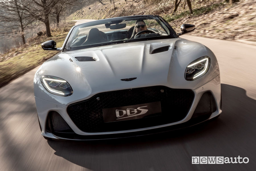Aston Martin DBS Superleggera Volante vista frontale