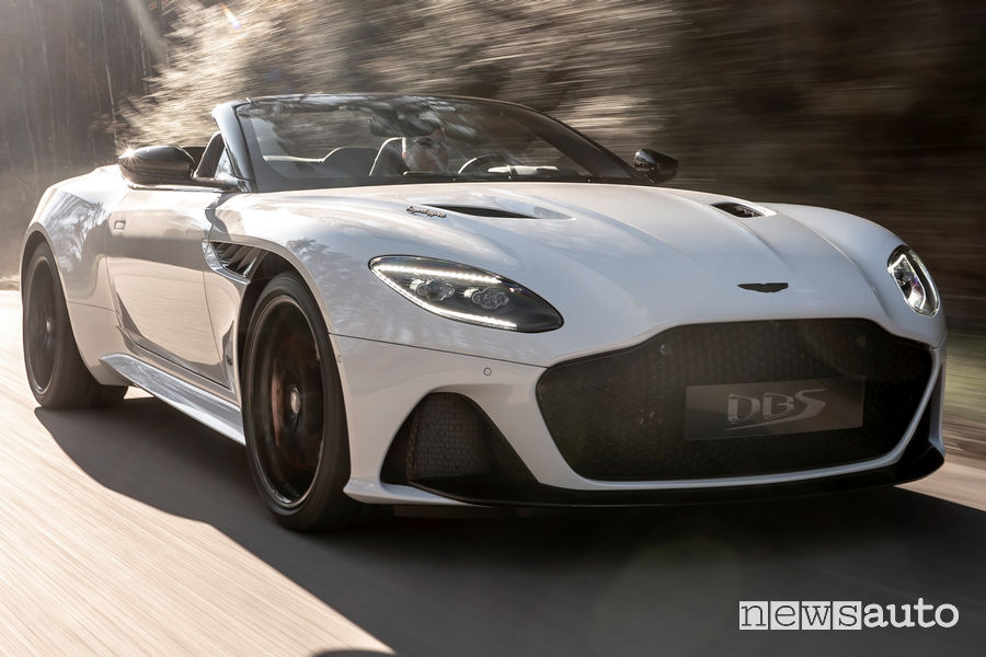 Aston Martin DBS Superleggera Volante vista di profilo