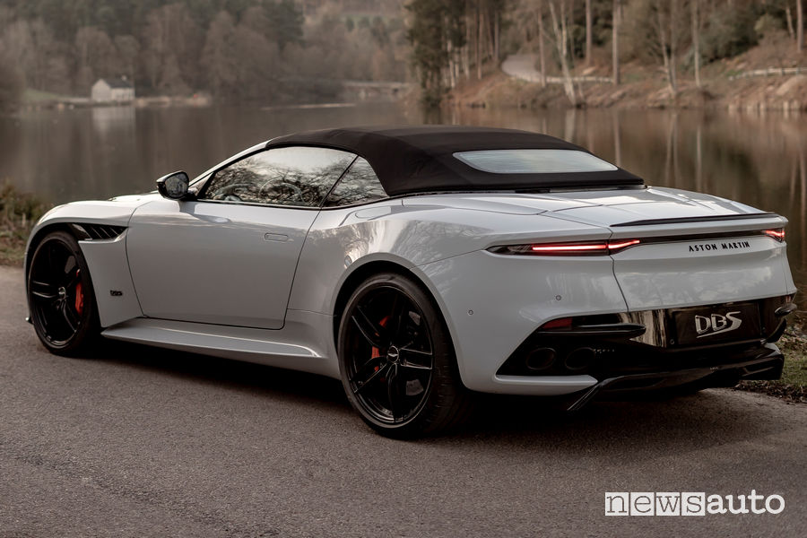 Aston Martin DBS Superleggera Volante vista posteriore