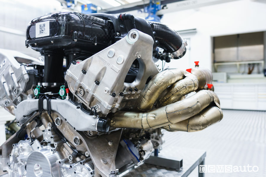 Lato scarico ed aspirazione del motore V12 della Aston Martin Valkyrie      