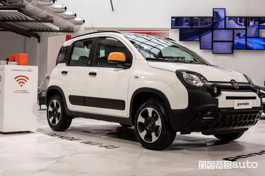 Fiat Connected by Wind vista di profilo