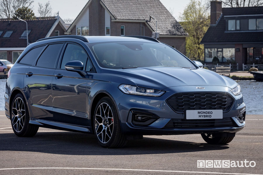 Ford Mondeo Hybrid ST Line vista di profilo