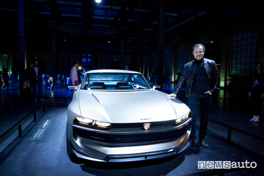 Peugeot alla Milano Design Week 2019, Accorsi davanti all'e-Legend Concept