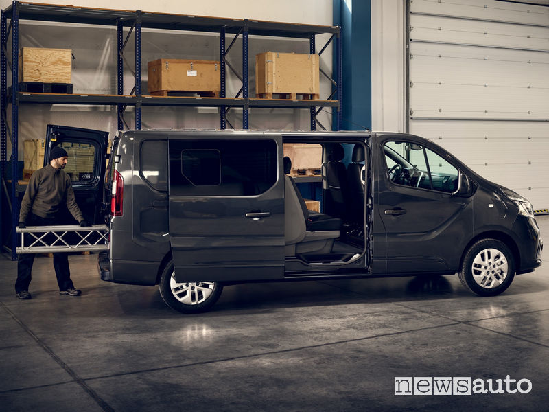 Operazioni di carico sul nuovo Renault Trafic furgone