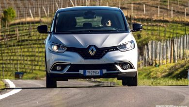 test su strada con sfondo vigneti piemontesi con la Renault_scenic_17_blue_dCi