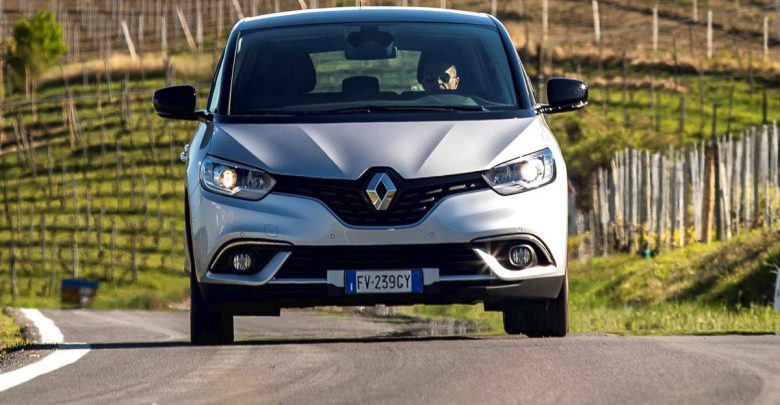 test su strada con sfondo vigneti piemontesi con la Renault_scenic_17_blue_dCi