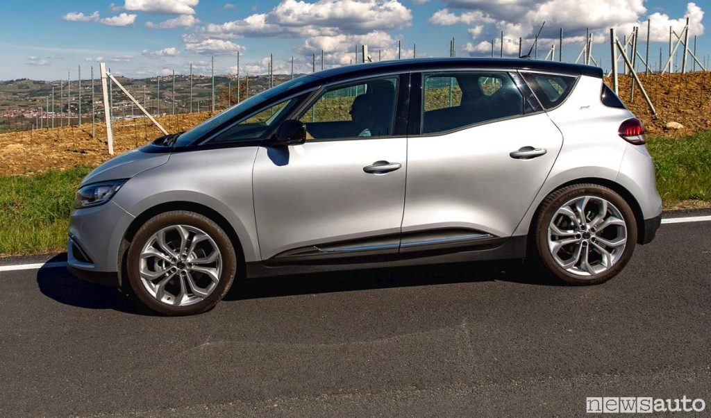 Vista laterale nuova Renault_scenic_17_blue_dCi (39)