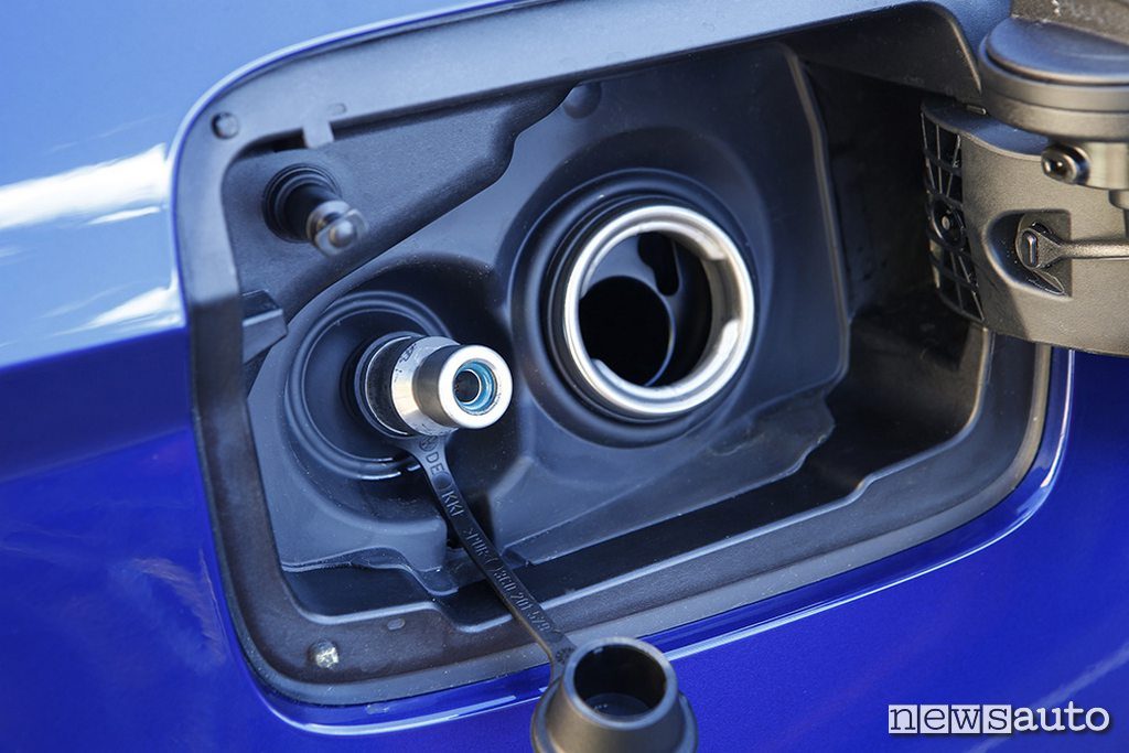 L'attacco per il rifornimento del metano sulla Seat Arona TGI è alloggiato vicino il bocchettone della benzina