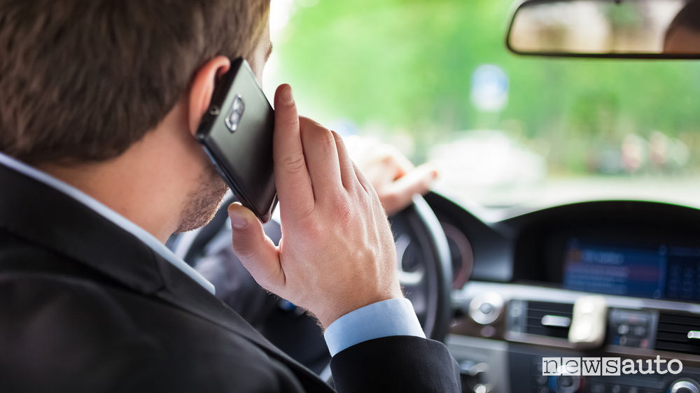 codice della strada guida con il cellulare