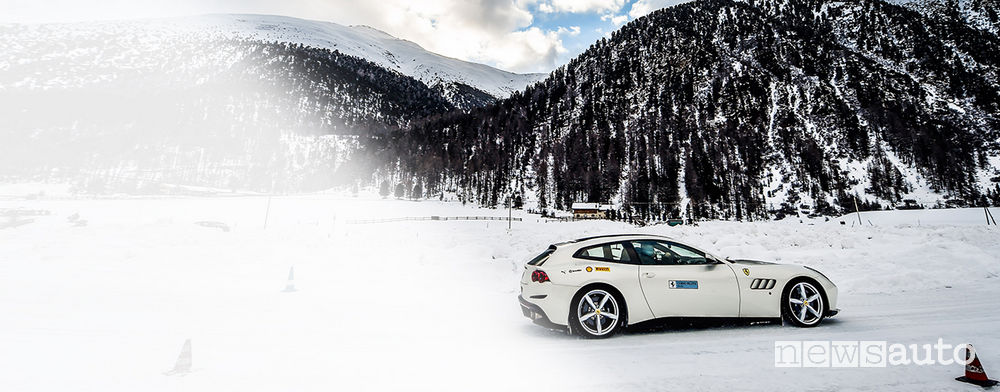 Record Ferrari GTC4 Lusso neve scuola guida Ferrari