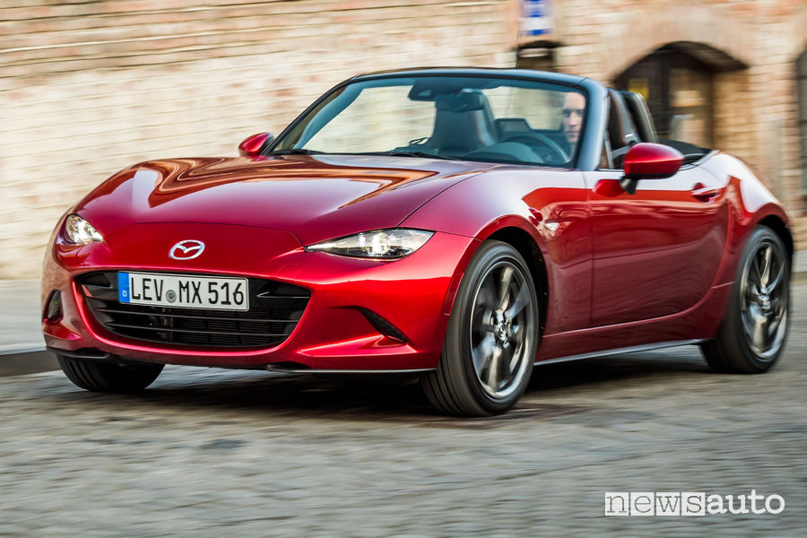 Vista di profilo Mazda MX-5 2019 con sistema i-Eloop