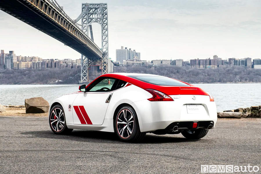 Dall'America, New York sotto il ponte di Brooklyn la Nissan  370Z, 50 Anniversary Edition 