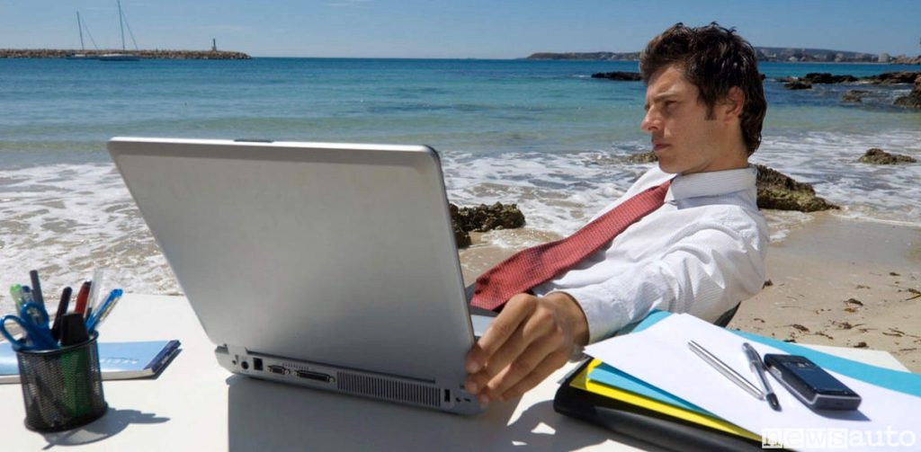 In smart working la postazione di lavoro può essere situata in posti più o meno piacevoli come questo al mare! L'importante è avere una connessione di rete. 