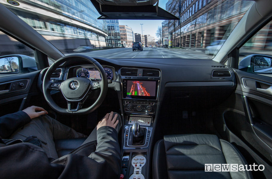 Abitacolo Volkswagen e-Golf guida autonoma