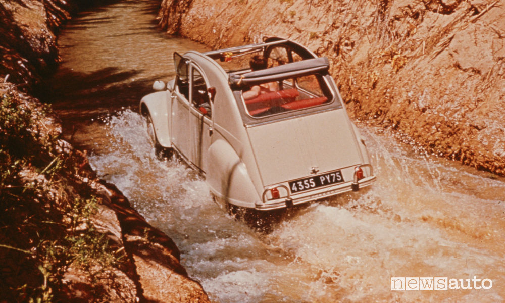 Citroën 2CV a suo agio anche sul letto di un fiume
