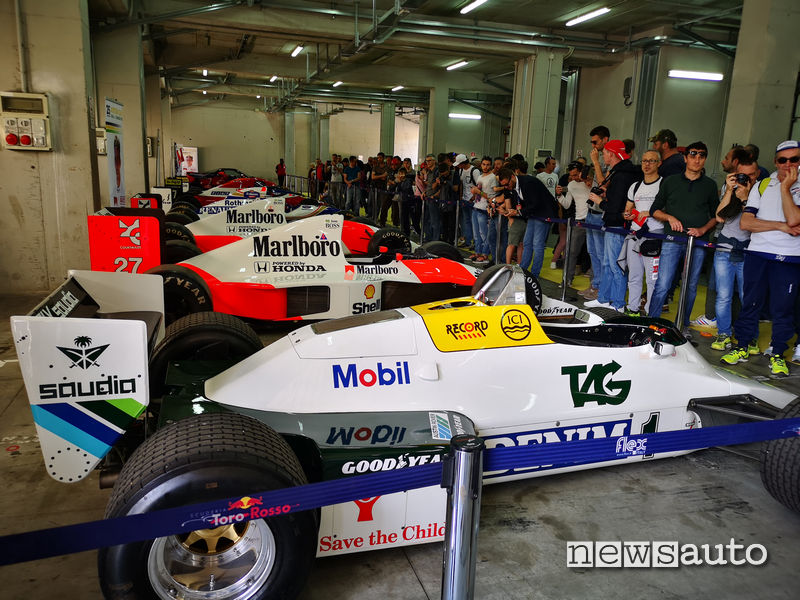 Le vetture di F1 che ha guidato Ayrton Senna esposte nei box
