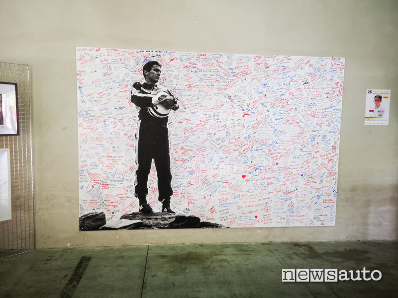 Il cartellone affisso nei box pieno di firme intorno alla figura di Ayrton Senna