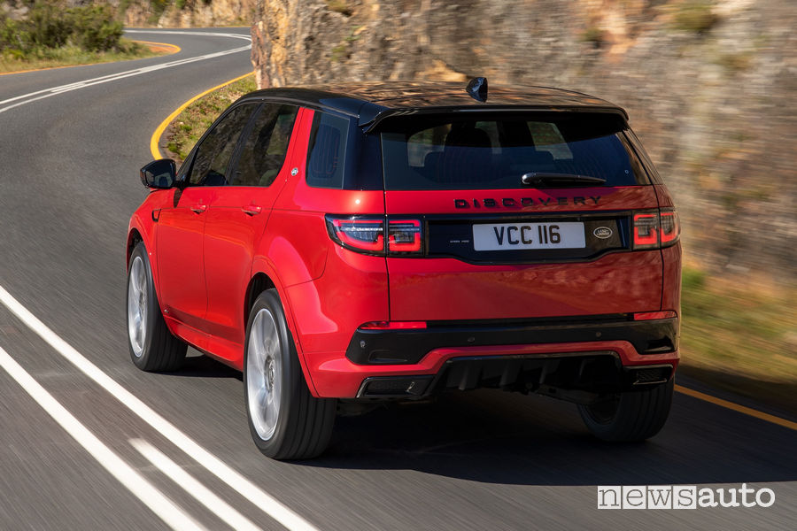 Land Rover Discovery Sport vista posteriore in movimento