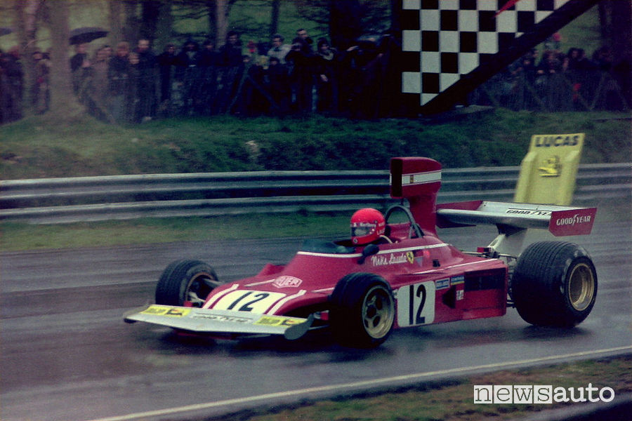 Lauda nella prima stagione in Ferrari nel 1974 al volante della 312 B3-74 sul circuito di Brands Hatch