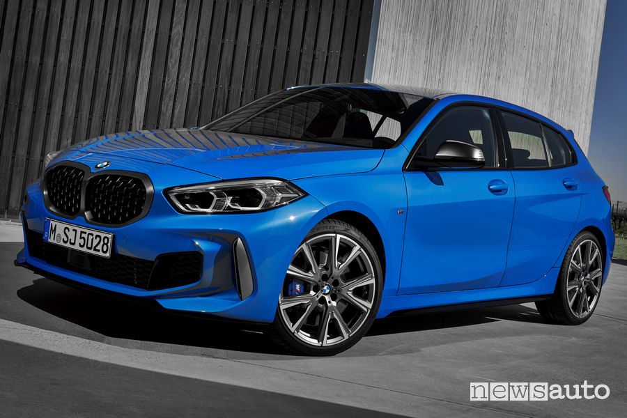 Nuova BMW Serie 1 M135i xDrive vista di profilo