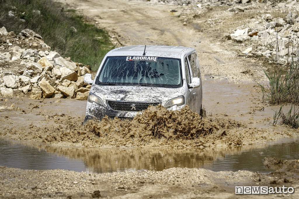 Peugeot Traveller van 4x4 guado furgone off road