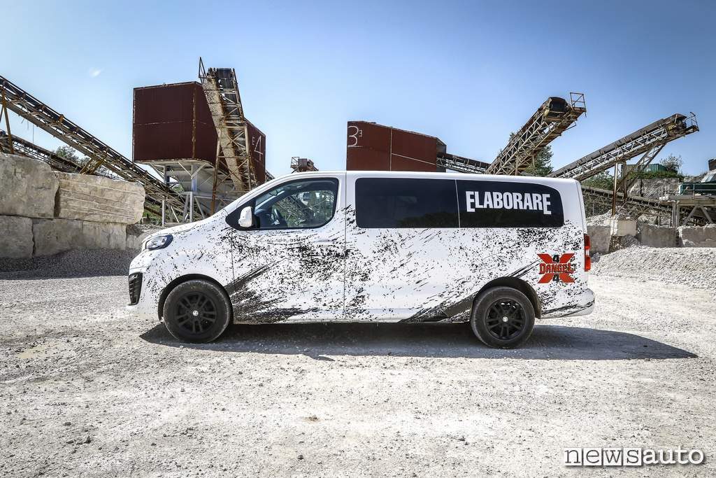 Un van da 9 posti: il Peugeot Traveller 4x4