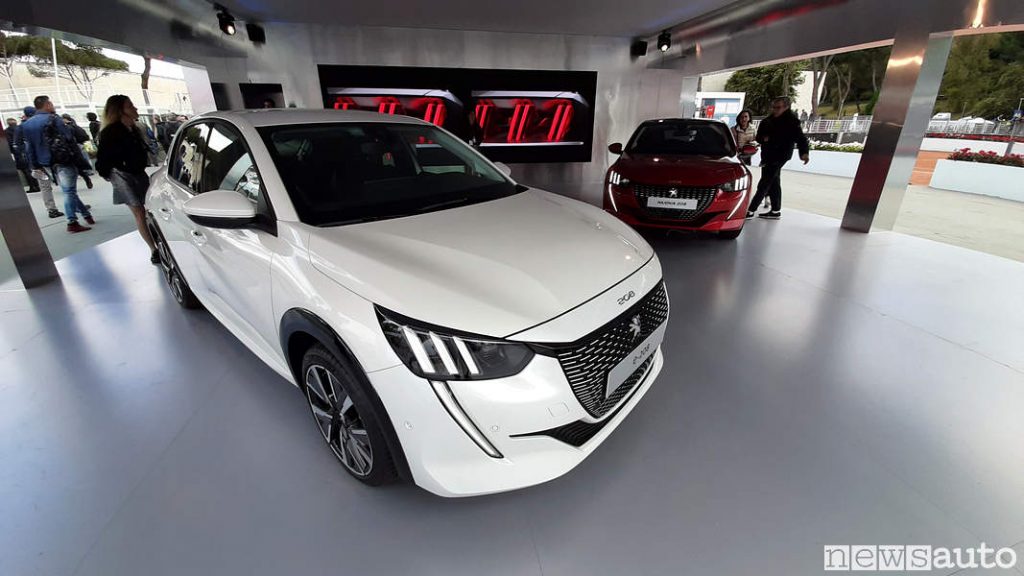 Peugeot_ 208 elettrica bianca agli Internazionali BNL d'Italia