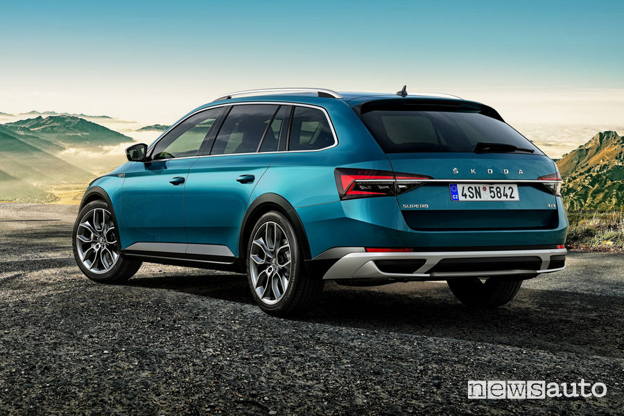 Skoda Superb Scout vista posteriore