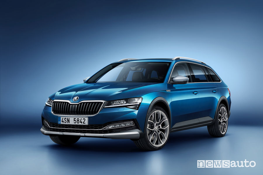 Skoda Superb Scout vista di profilo