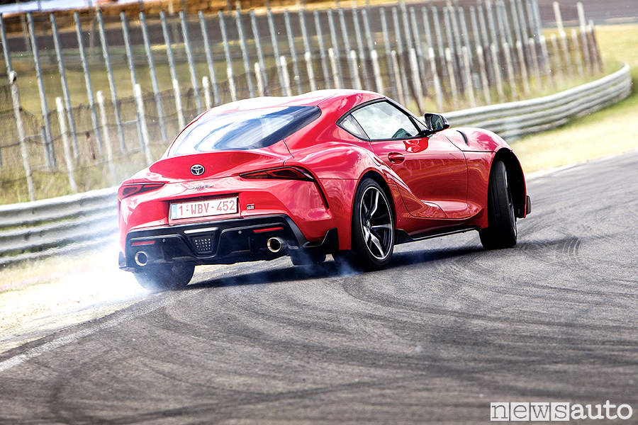 Drifting foto posteriore con la Toyota Supra 2019 a trazione posteriore