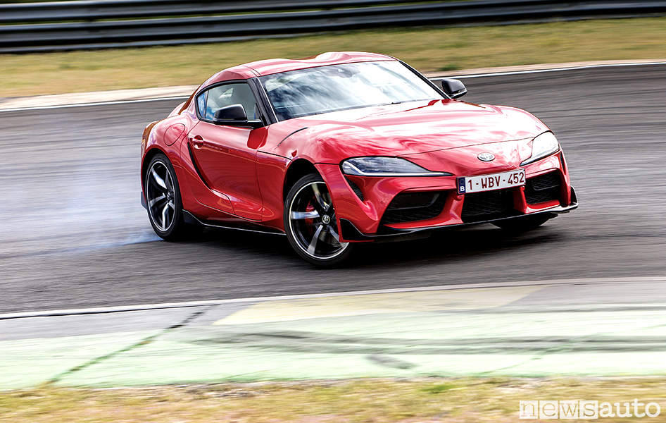 Drifting con la Toyota Supra 2019 a trazione posteriore