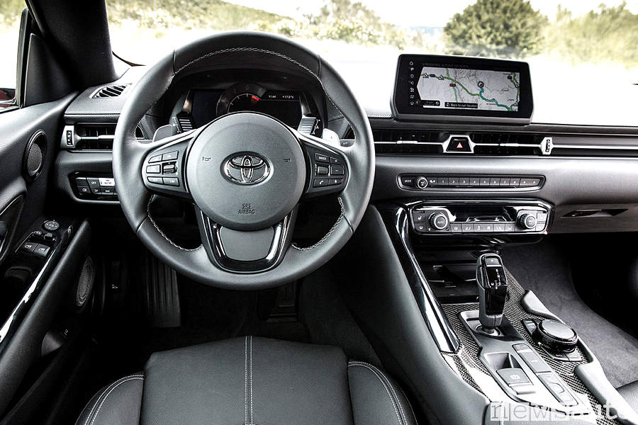 Abitacolo cruscotto e volante della nuova Toyota Supra 2019