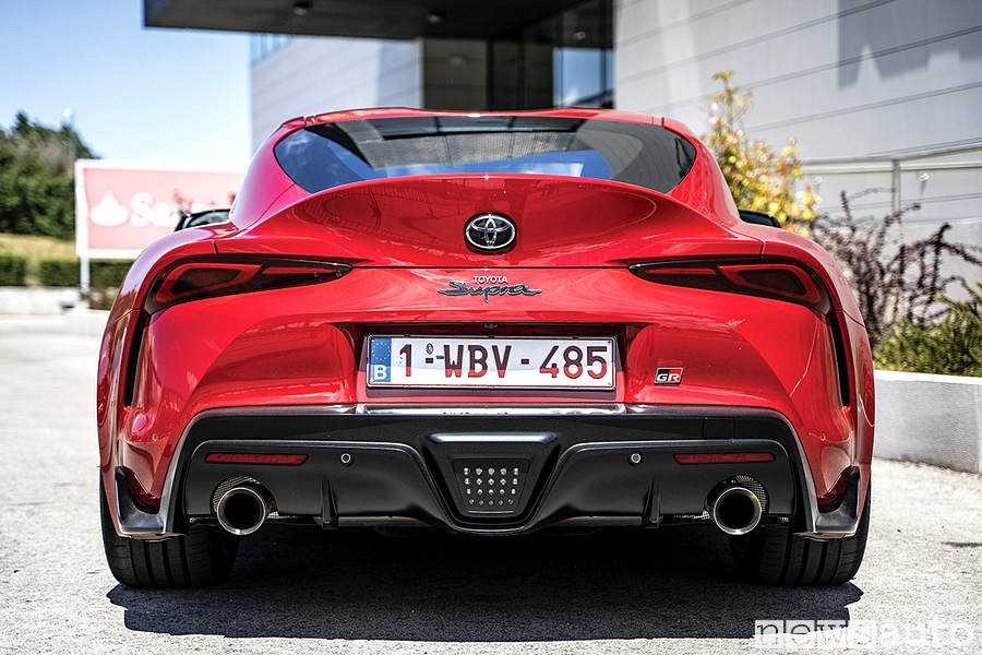 Toyota Supra rossa paraurti posteriore doppio scarico