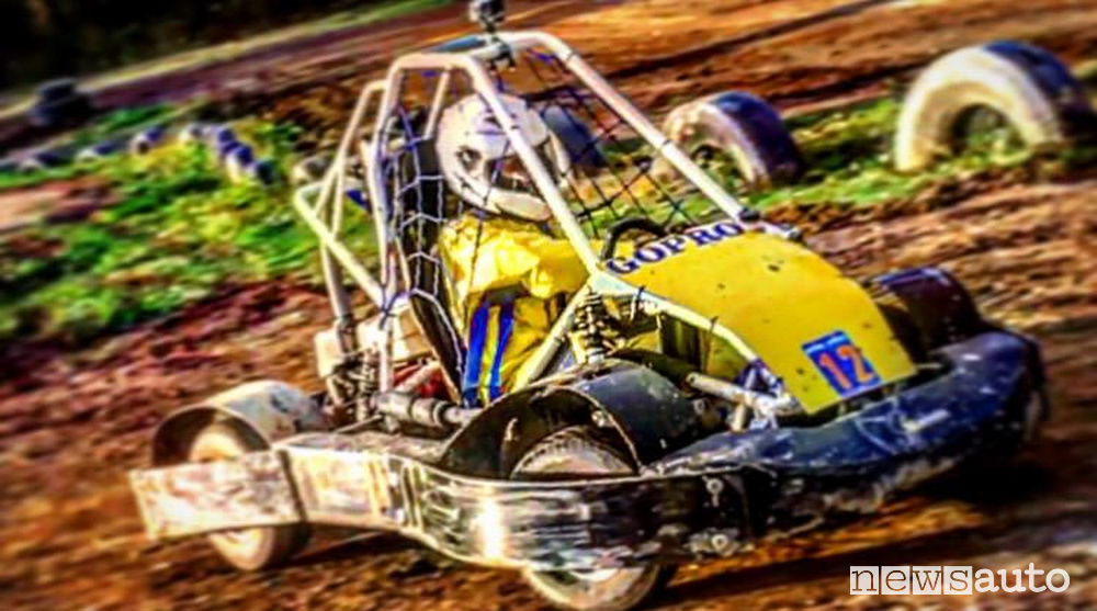 Kart su percorso sterrato per ottenere i tempi delle qualifiche per la griglia di partenza