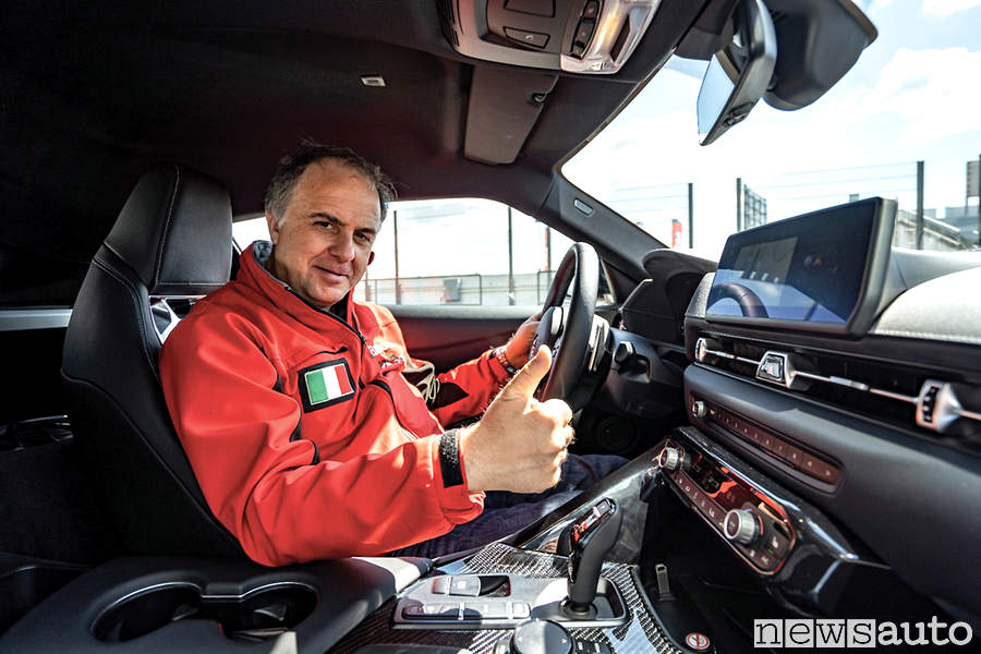 Giovanni Mancini tester Toyota Supra nell'abitacolo posto di guida