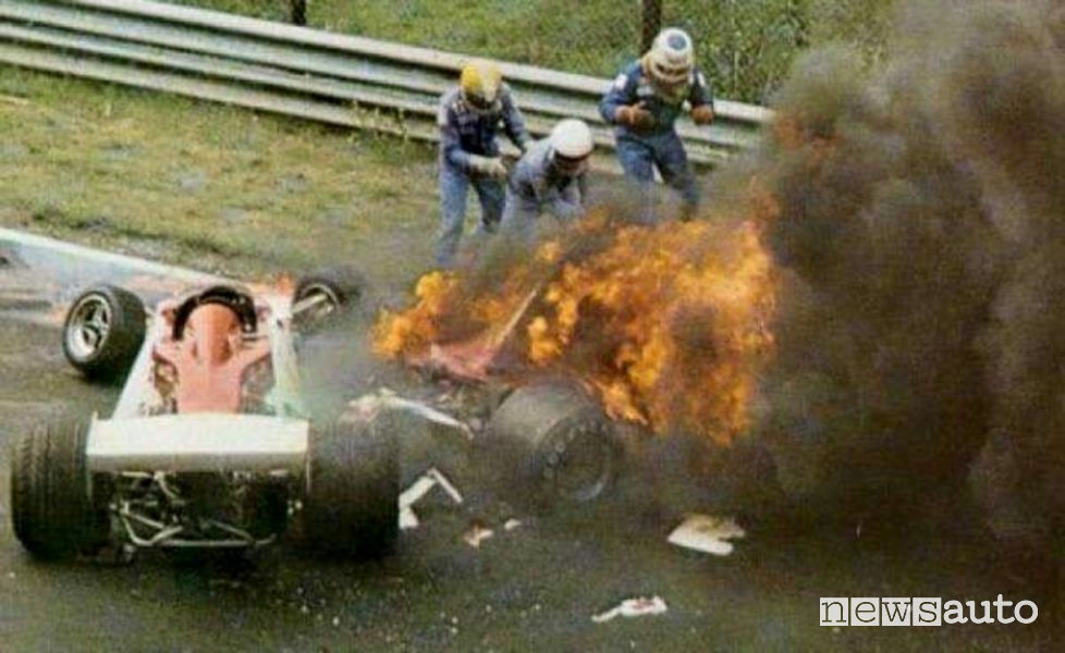 Niki Lauda intrappolato nella Ferrari 312 T2 in fiamme dopo il terribile incidente del Nürburgring
