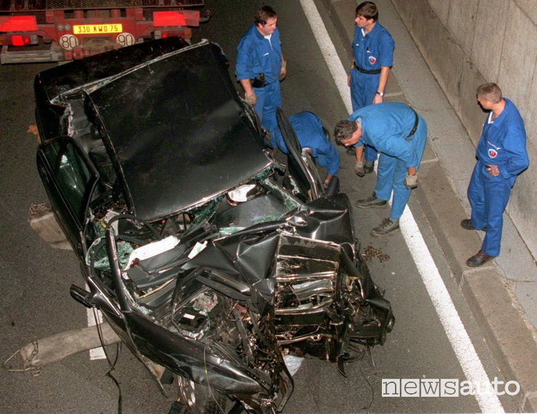 Mercedes S 280 distrutta nell'incidente mortale di Lady Diana
