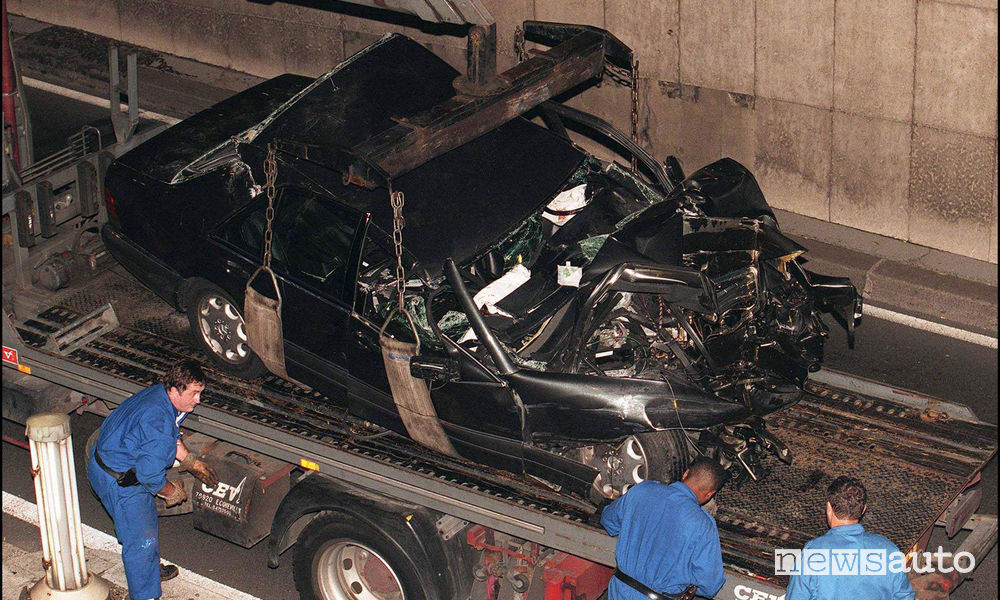 Mercedes S 280 di Diana dopo lo schianto nel tunnel dell'Alma di Parigi sul carro attrezzi