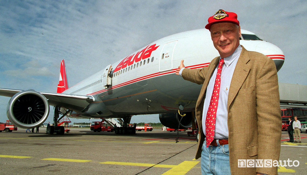 Niki Lauda posa davanti ad un aereo della Lauda Air