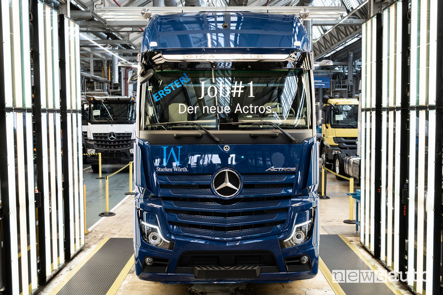 Il primo Mercedes-Benz Actros dell'ultima generazione appena uscito dalla linea dello stabilimento di Wörth