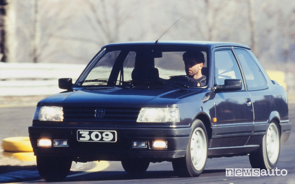 Peugeot 309 GTI 16 V vista di profilo in movimento