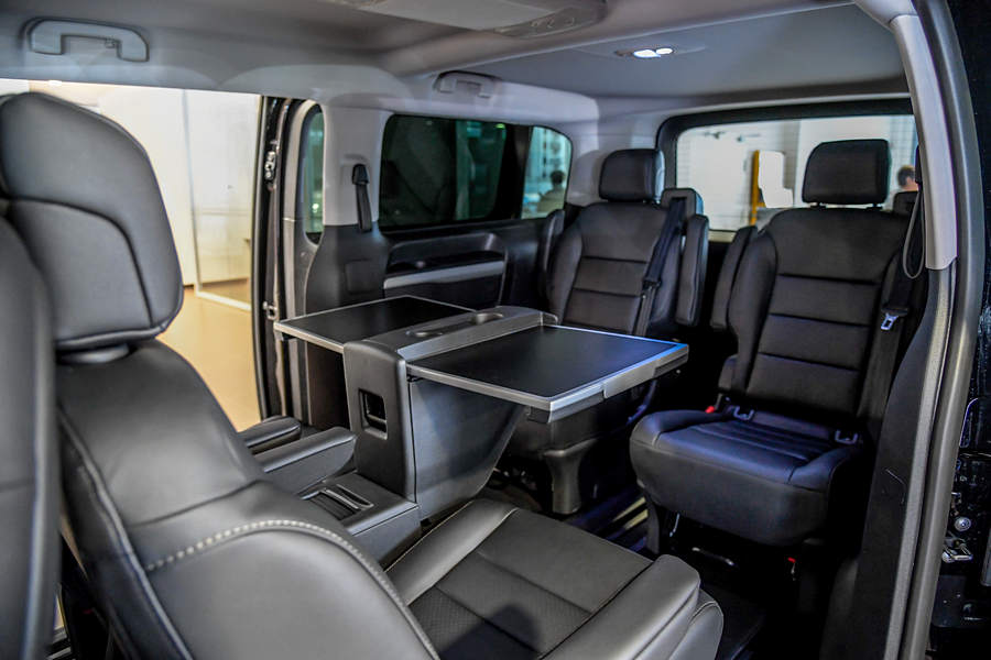 Peugeot traveller sedili interno con tavolo