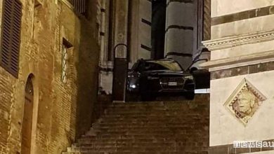 Auto sulla scalinata del Duomo di Siena per colpa del navigatore