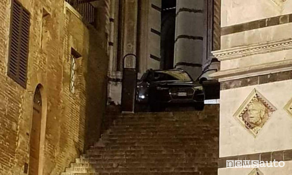 Auto sulla scalinata del Duomo di Siena per colpa del navigatore