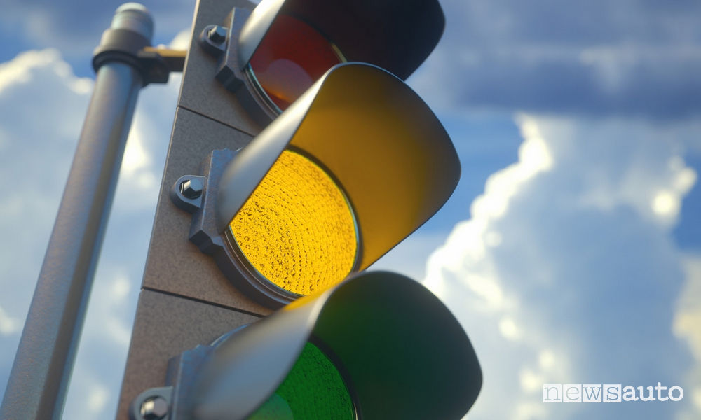 semaforto giallo Nuovo Codice della Strada 2019