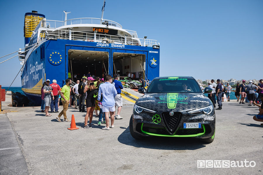 Alfa Romeo Stelvio Gumball 3000 scende dal traghetto