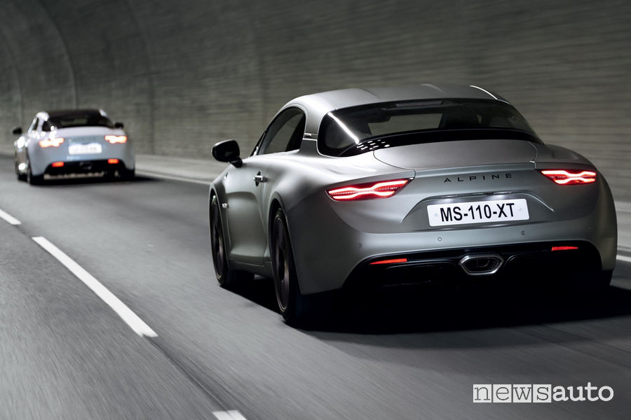 Alpine A110S 2019 vista posteriore in movimento